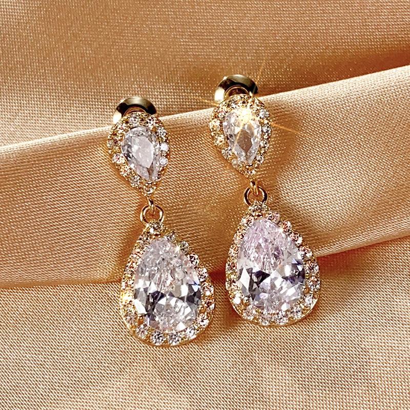 2026 New European and American High End Water Drop Geometric Design Earrings for Women s High End Banquet Dress with Zircon
2026 New European and American High End Water Drop Geometric Design Earrings for Women s High End Banquet Dress with Zircon
