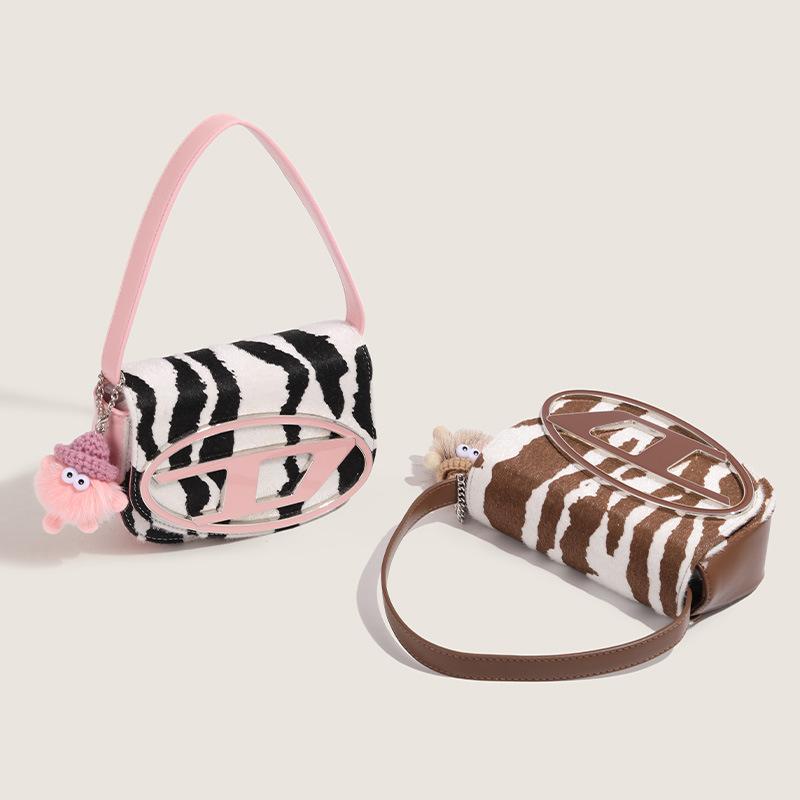 Сумка с конским узором Jingle Bag подмышками Высококачественная нишевая универсальная сумка через плечо с текстурой
Сумка с конским узором Jingle Bag подмышками Высококачественная нишевая универсальная сумка через плечо с текстурой