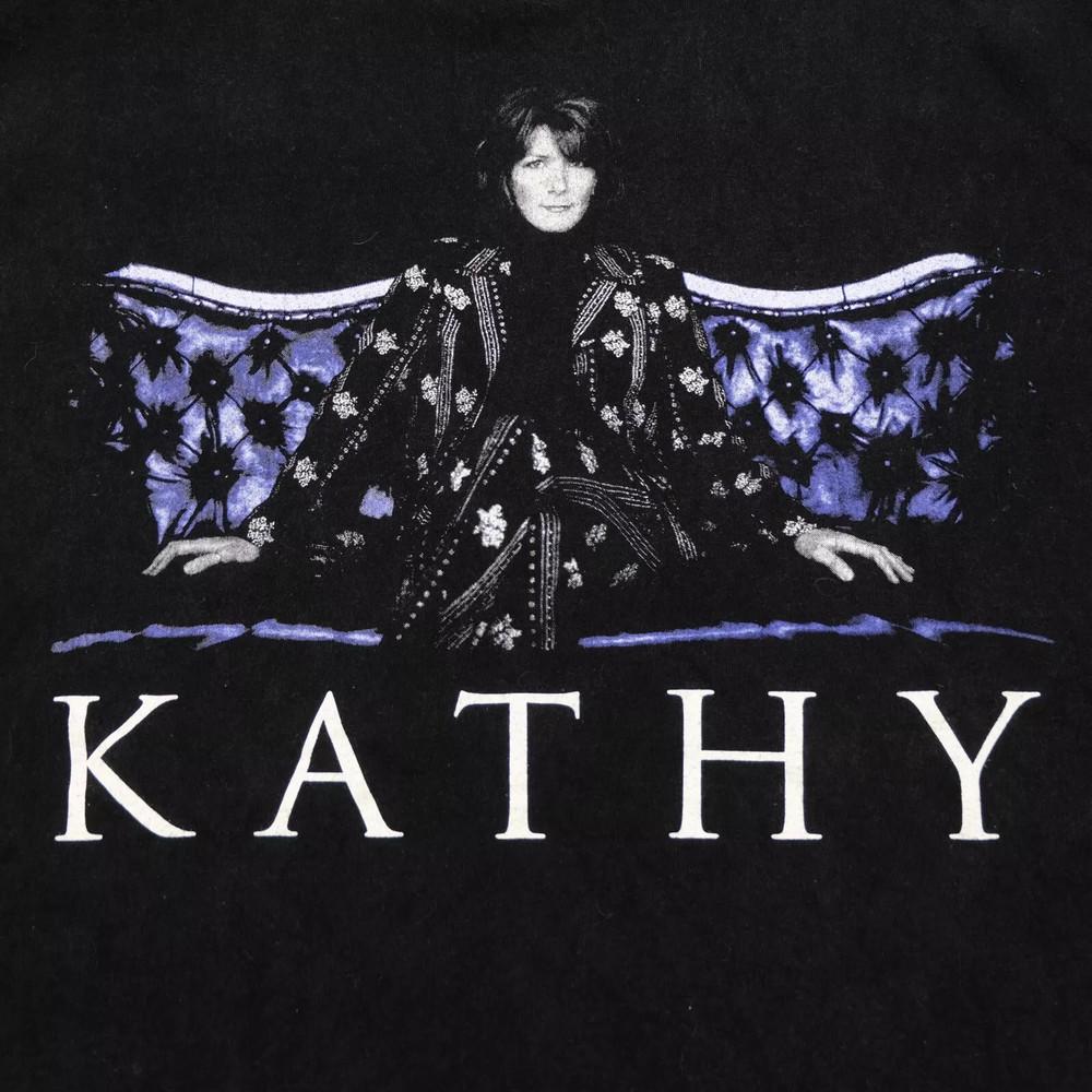Kathy Mattea Album Tour T Shirt 2000s Country Music Singer CO018 Unisex T-Shirt XL
Kathy Mattea Album Tour T Shirt 2000s Country Music Singer CO018 Unisex T-Shirt XL