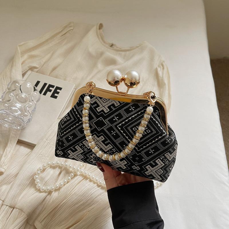 Маленькая сумка женская новая летняя мода сумка с золотым верхом высококлассная жемчужная цепочка сумка-мессенджер чёрный
Маленькая сумка женская новая летняя мода сумка с золотым верхом высококлассная жемчужная цепочка сумка-мессенджер чёрный