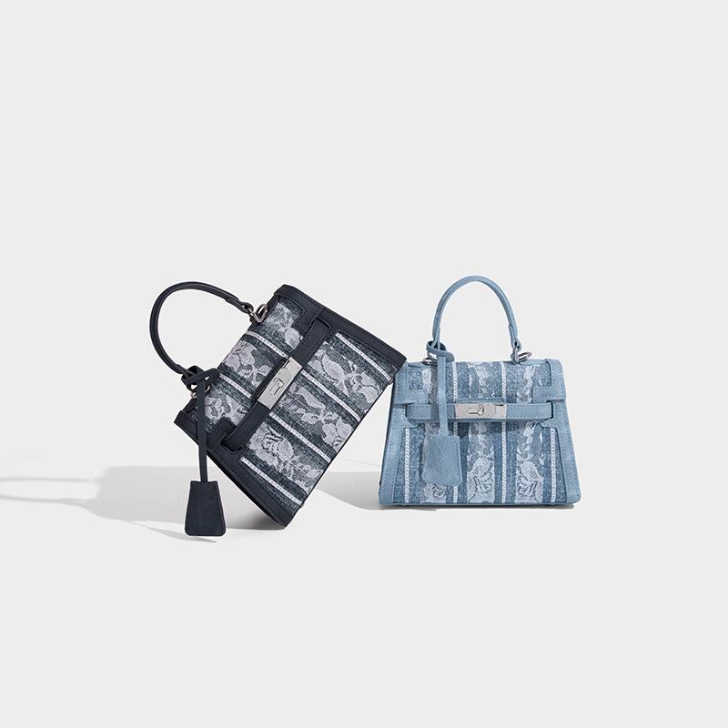 Fashion high sense niche handbag women s 2025 new shoulder bag popular high sense messenger Kelly bag світло-синій колір
Fashion high sense niche handbag women s 2025 new shoulder bag popular high sense messenger Kelly bag світло-синій колір