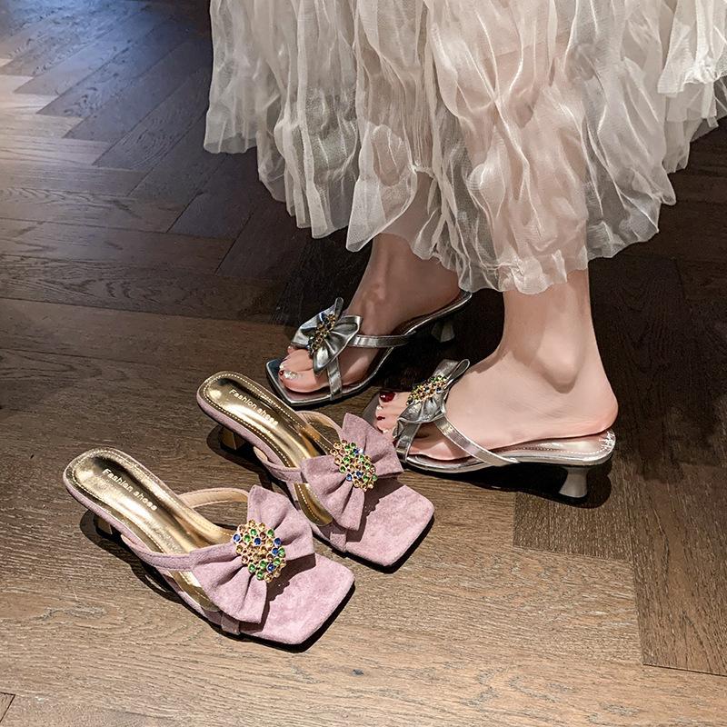 Summer new metal bow rhinestone square head thick heel high heel sandals outer wear 40 срібний
Summer new metal bow rhinestone square head thick heel high heel sandals outer wear 40 срібний