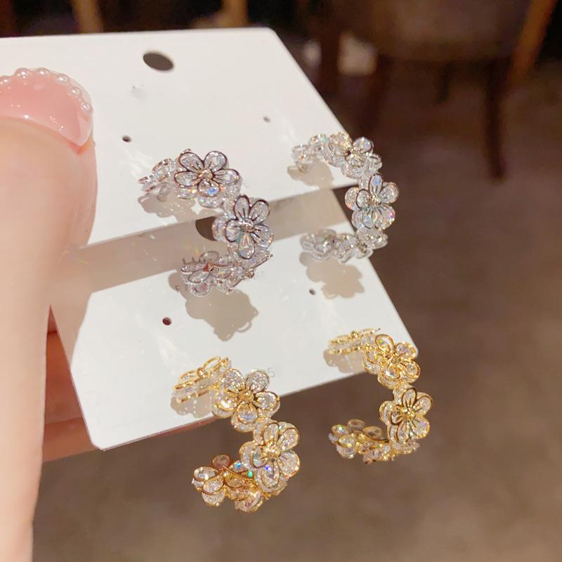 Zircon flower letter C-shaped stud earrings fashion style temperament earrings light luxury high sense versatile earrings
Zircon flower letter C-shaped stud earrings fashion style temperament earrings light luxury high sense versatile earrings
