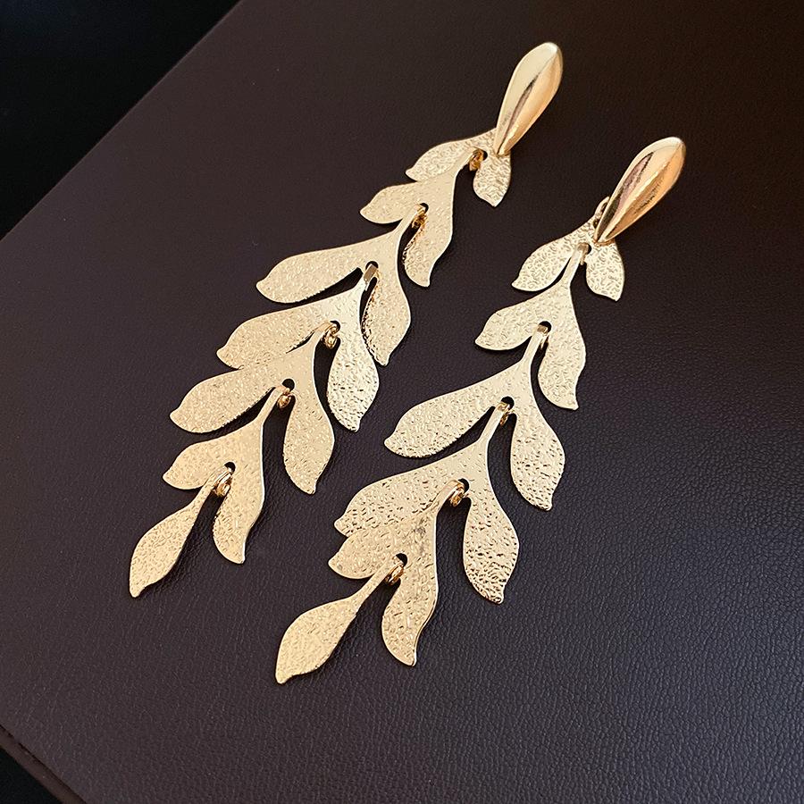 European and American silver needle metal pleated leaf fringed earrings fashionable simple stud earrings light luxury high-end earrings women
European and American silver needle metal pleated leaf fringed earrings fashionable simple stud earrings light luxury high-end earrings women