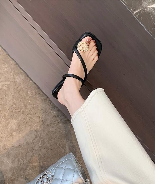 Grape mother 2025 summer new square head gold buckle decoration one word with sleeve toe leather cool slippers women 42
Grape mother 2025 summer new square head gold buckle decoration one word with sleeve toe leather cool slippers women 42