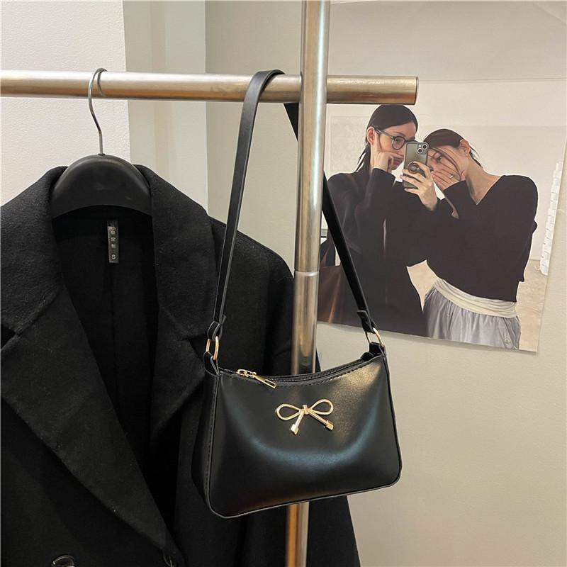 Повседневный зарубежный стиль однотонный новый трендовый клатч под мышкой женский летний новый нишевый дизайн изысканная персонализированная сумка через плечо чёрный
Повседневный зарубежный стиль однотонный новый трендовый клатч под мышкой женский летний новый нишевый дизайн изысканная персонализированная сумка через плечо чёрный