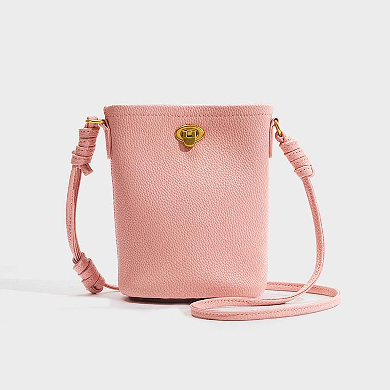 Bag women s bag new European and American simple niche shoulder bag women s leather mobile phone bag women s messenger bag розовый
Bag women s bag new European and American simple niche shoulder bag women s leather mobile phone bag women s messenger bag розовый