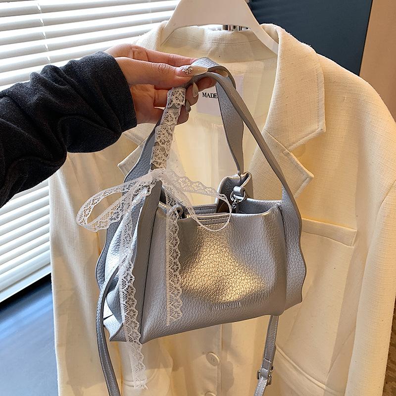 Stylish niche handbag New solid color commuter lace bow messenger bag серебряный
Stylish niche handbag New solid color commuter lace bow messenger bag серебряный