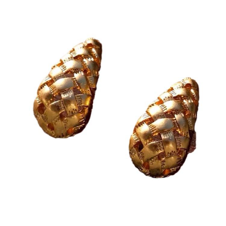High-End Retro Egg-Shaped Pine Nut Earrings: European & American Exaggerated Style with Light Luxury Niche Ethnic Flair.
High-End Retro Egg-Shaped Pine Nut Earrings: European & American Exaggerated Style with Light Luxury Niche Ethnic Flair.