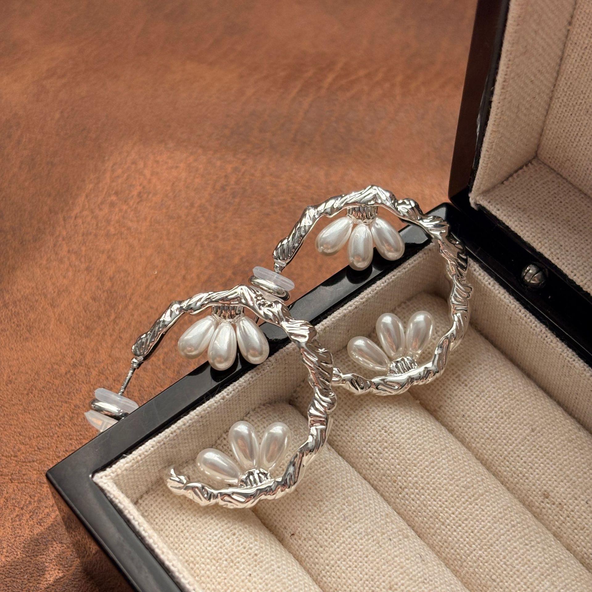 New Exquisite Earrings, Small Fragrant Style, Light Luxury, Elegant, Gentle Accessories, Earrings, Shaped, Sweet, High Grade
New Exquisite Earrings, Small Fragrant Style, Light Luxury, Elegant, Gentle Accessories, Earrings, Shaped, Sweet, High Grade