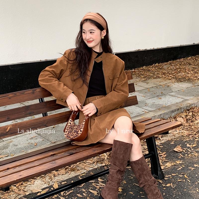LS Retro Short Jacket + Skirt Set, Thirteen Lines Winter 2024 Collection. Medium кофейный
LS Retro Short Jacket + Skirt Set, Thirteen Lines Winter 2024 Collection. Medium кофейный