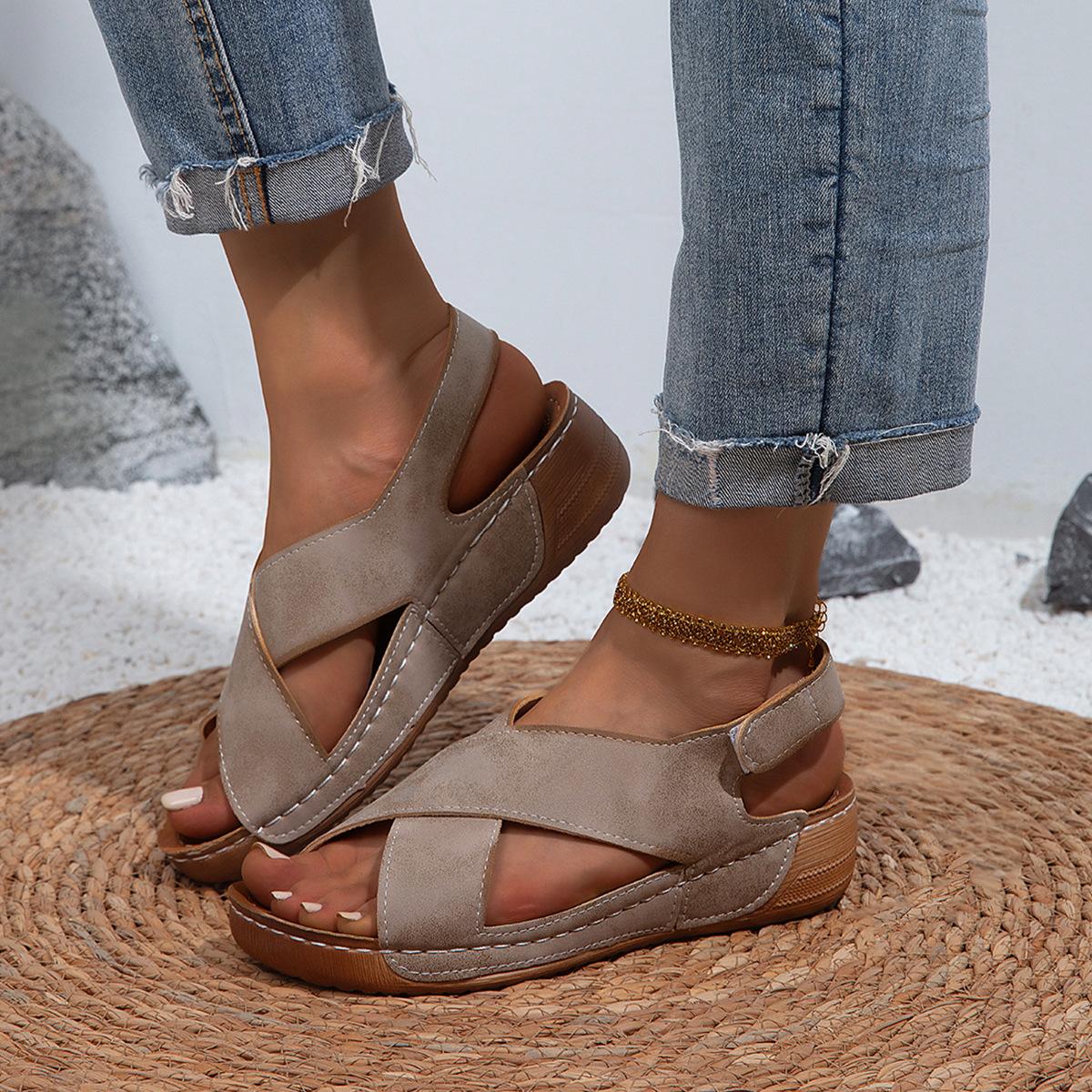 Женские сандалии с большим узором «елочка» на липучке и покатым каблуком, удобная женская обувь 42 серый
Женские сандалии с большим узором «елочка» на липучке и покатым каблуком, удобная женская обувь 42 серый