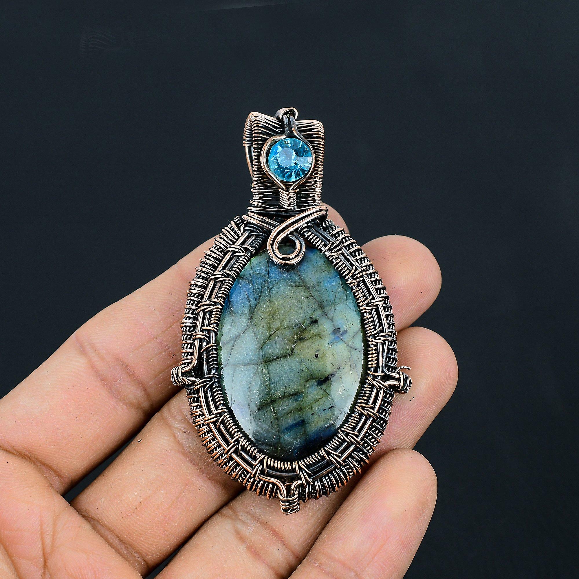 Лабрадорит и синий топаз, драгоценный камень, обертка из чистой медной проволоки, уникальный ювелирный кулон ручной работы 2.56 Inches синий
Лабрадорит и синий топаз, драгоценный камень, обертка из чистой медной проволоки, уникальный ювелирный кулон ручной работы 2.56 Inches синий