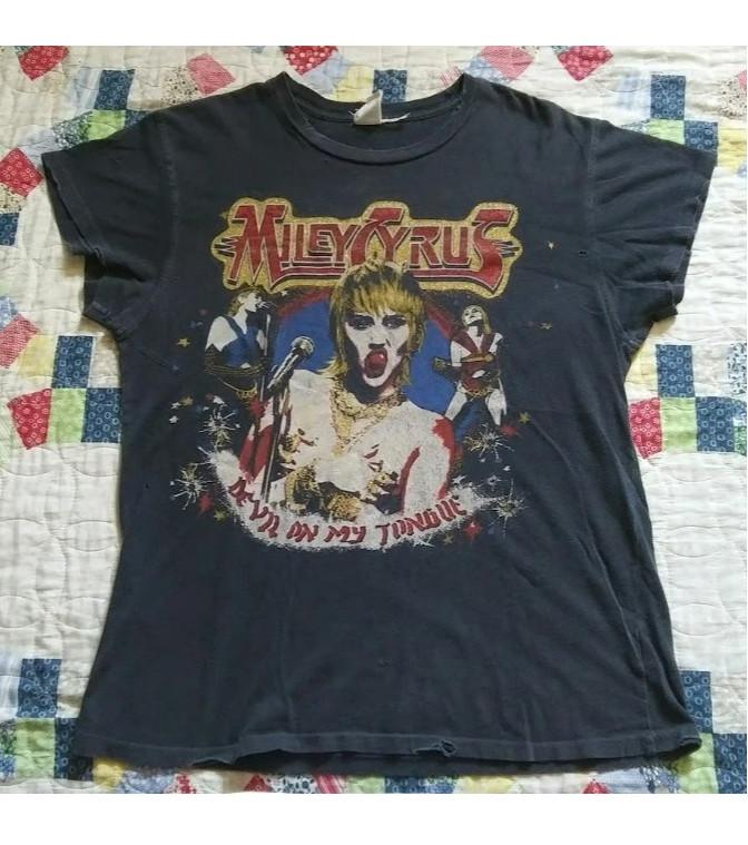 Miley Cyrus Devil On My Tongue Tshirt 2 SIDED REMAKE All sizes PA8951 Unisex T-Shirt M
Miley Cyrus Devil On My Tongue Tshirt 2 SIDED REMAKE All sizes PA8951 Unisex T-Shirt M