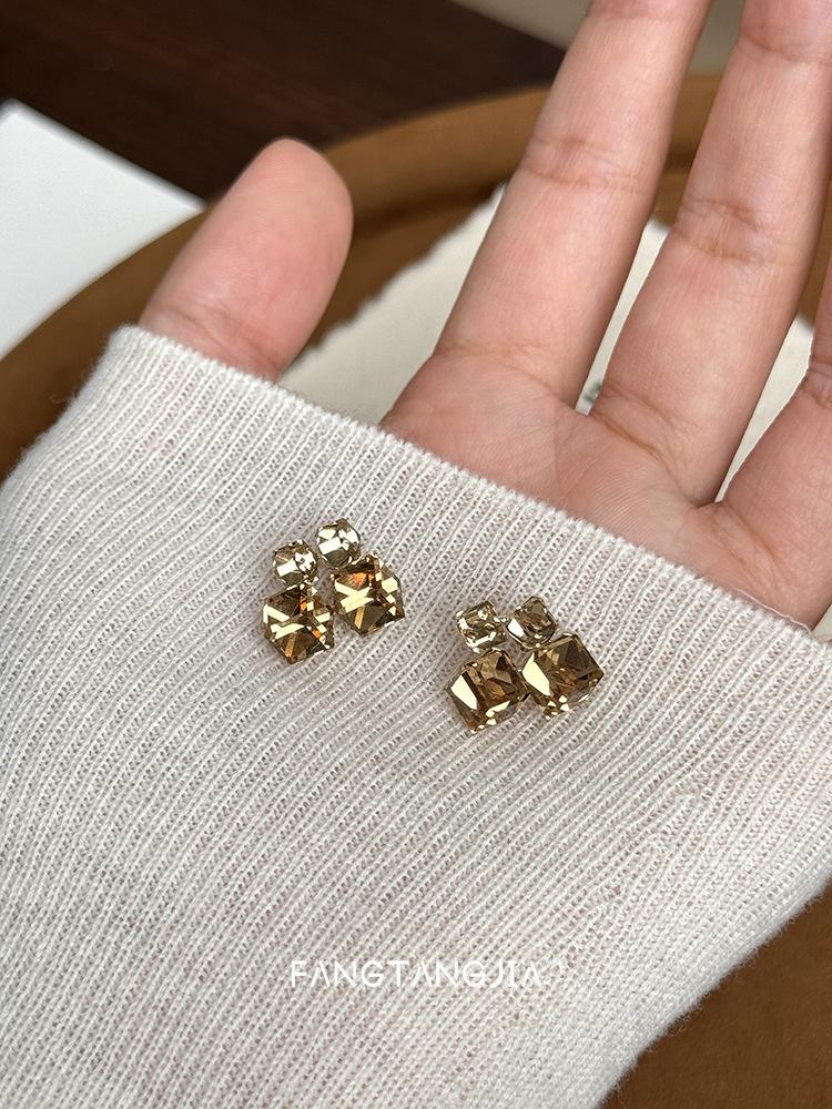 Silver Needle Light Maillard Honey Super Glitter Square Crystal Stud Earrings Light Luxury Niche 2025 Earrings
Silver Needle Light Maillard Honey Super Glitter Square Crystal Stud Earrings Light Luxury Niche 2025 Earrings