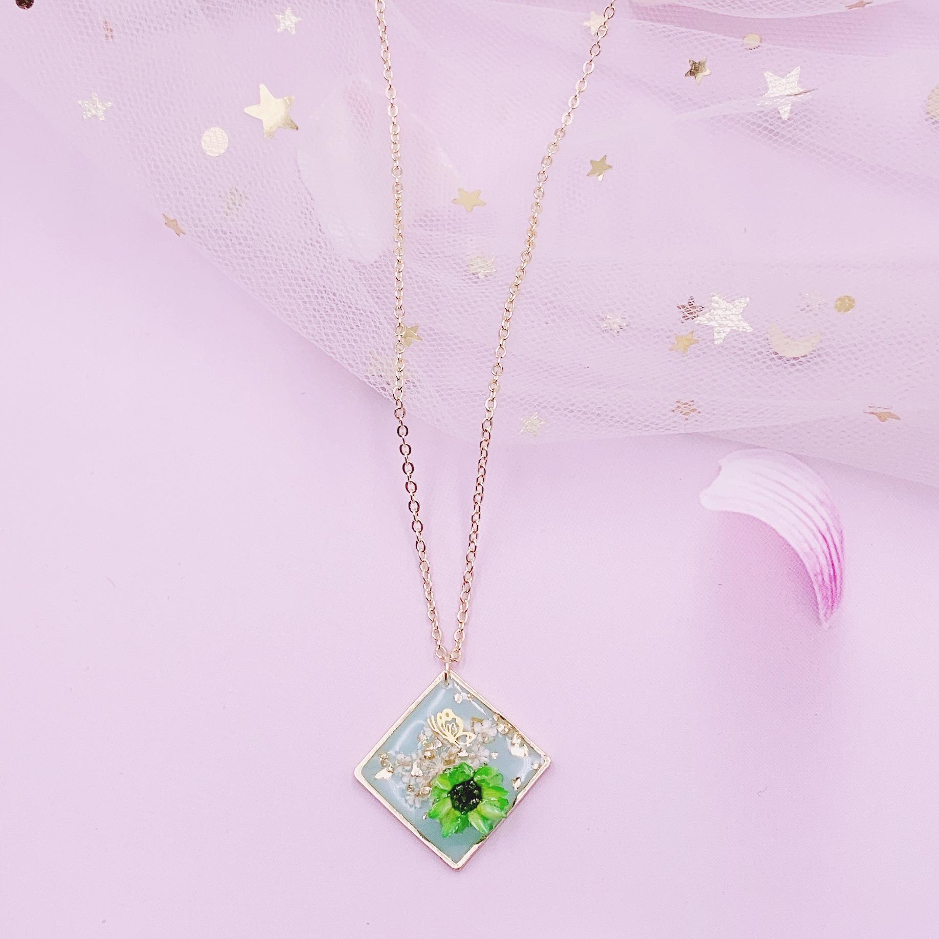 Niche design dried flower natural pearl necklace, versatile rose daisy flower sweater chain wholesale
Niche design dried flower natural pearl necklace, versatile rose daisy flower sweater chain wholesale