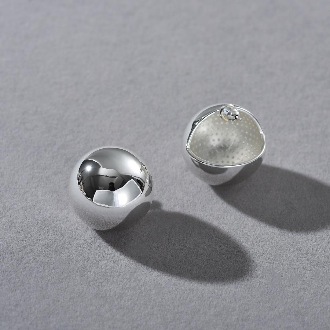 Niche New Product Round 925 Silver Needle Stud Earrings Autumn And Winter Light Luxury Temperament Fashion High Sense Earrings Women
Niche New Product Round 925 Silver Needle Stud Earrings Autumn And Winter Light Luxury Temperament Fashion High Sense Earrings Women