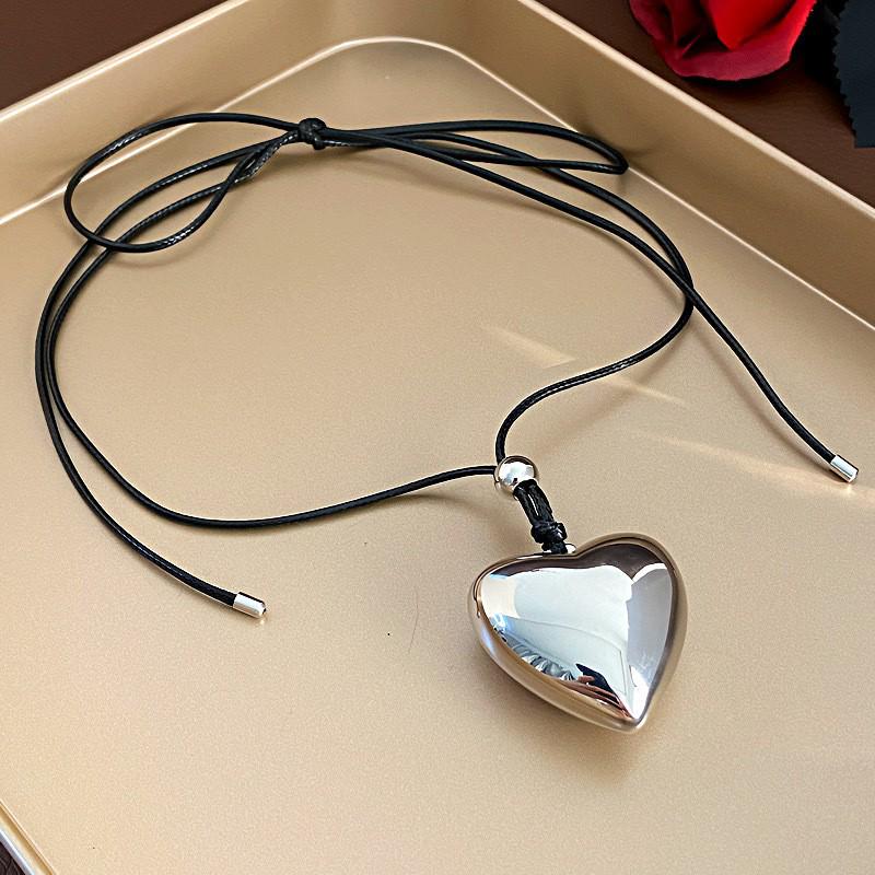 Серебряное зеркальное черное шнурковое ожерелье для женщин - Модная длинная цепочка для свитера Осень/Зима с нишевым дизайном
Серебряное зеркальное черное шнурковое ожерелье для женщин - Модная длинная цепочка для свитера Осень/Зима с нишевым дизайном