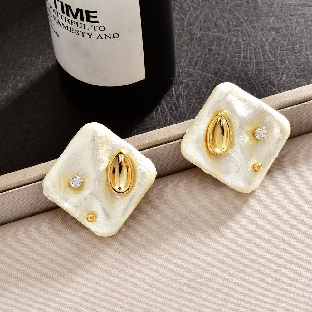 Baroque retro niche irregular square pleated cotton bead stud earrings fashion temperament personalized versatile ear jewelry
Baroque retro niche irregular square pleated cotton bead stud earrings fashion temperament personalized versatile ear jewelry