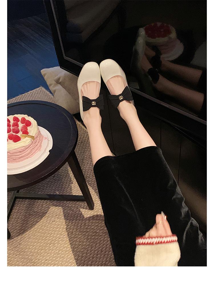 Sheepskin version Xiaoxiangfeng bow shoes leather thick heel single shoes women s one-word strap high heels medium heel Mary Jane shoes 34
Sheepskin version Xiaoxiangfeng bow shoes leather thick heel single shoes women s one-word strap high heels medium heel Mary Jane shoes 34