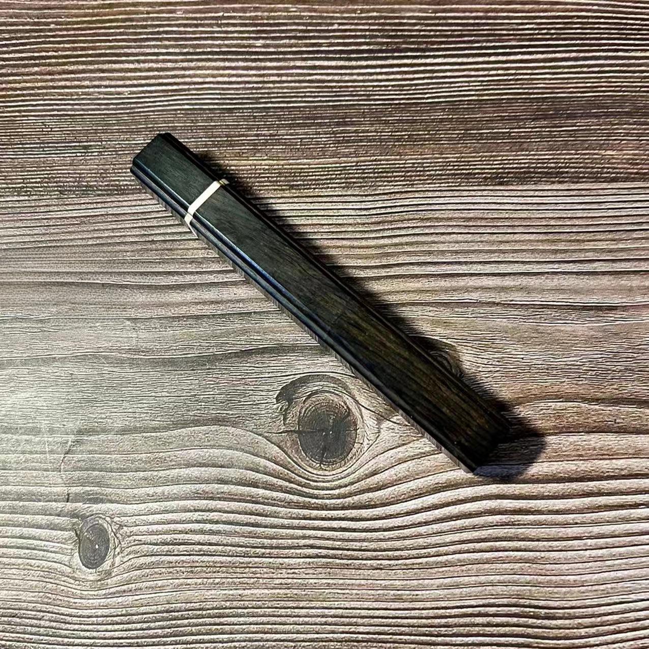 Спиральная курительная трубка из африканского палисандра и пурпурного сандала с перламутровой инкрустацией
Спиральная курительная трубка из африканского палисандра и пурпурного сандала с перламутровой инкрустацией