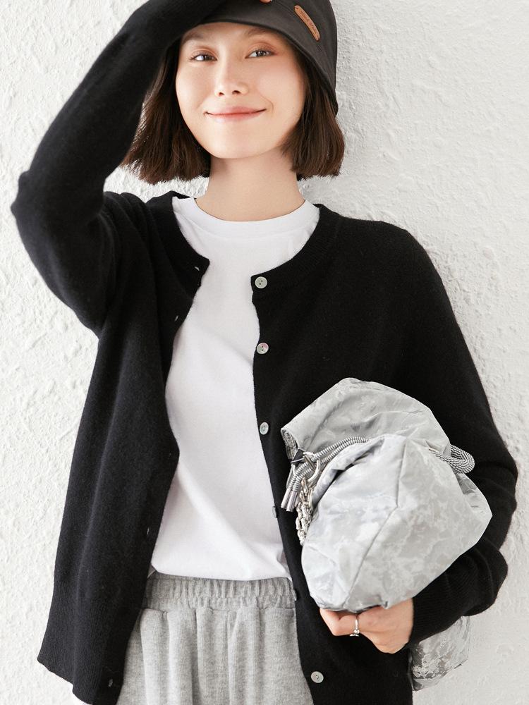 Женский свободный кашемировый кардиган - свитер с круглым вырезом из шерсти на осень/зиму XXL
Женский свободный кашемировый кардиган - свитер с круглым вырезом из шерсти на осень/зиму XXL