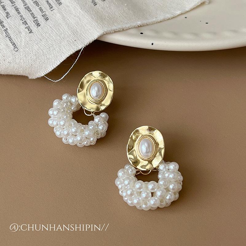 Oval pearl ear clips without pierced earrings retro French braided pearl fashionable stud earrings Hong Kong style ins stud earrings
Oval pearl ear clips without pierced earrings retro French braided pearl fashionable stud earrings Hong Kong style ins stud earrings