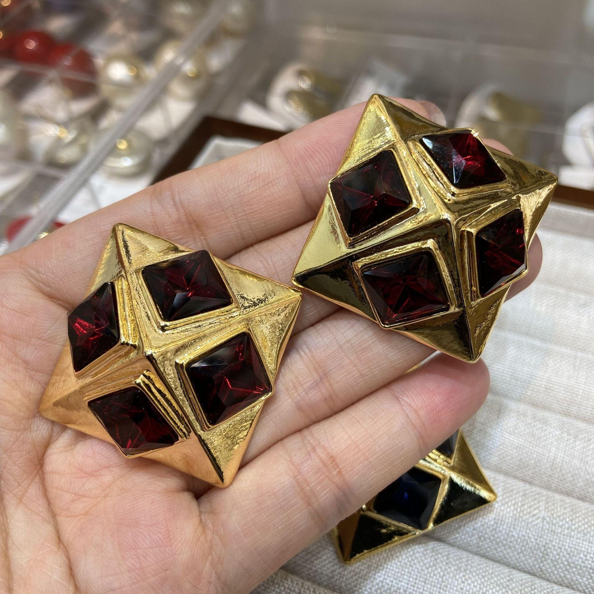 Shenglan Catwalk Geometric Rhombus Three-Dimensional Flash Diamond Square Earrings Fashionable And Simple Temperament Stud Earrings
Shenglan Catwalk Geometric Rhombus Three-Dimensional Flash Diamond Square Earrings Fashionable And Simple Temperament Stud Earrings