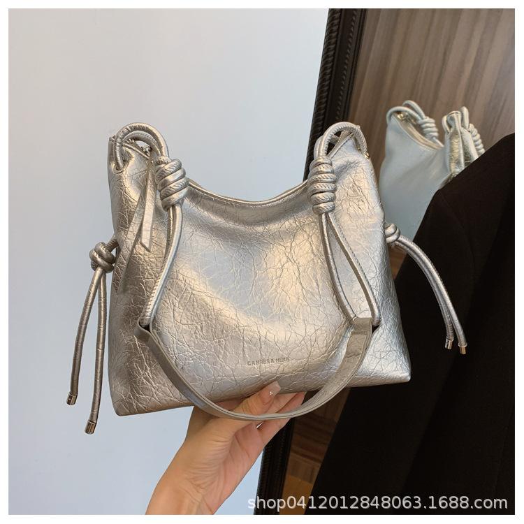 Модная темпераментная сумка-тоут женская 2025 новая большая вместимость простая сумка для поездок на работу дизайнерская нишевая сумка на плечо серебряный
Модная темпераментная сумка-тоут женская 2025 новая большая вместимость простая сумка для поездок на работу дизайнерская нишевая сумка на плечо серебряный