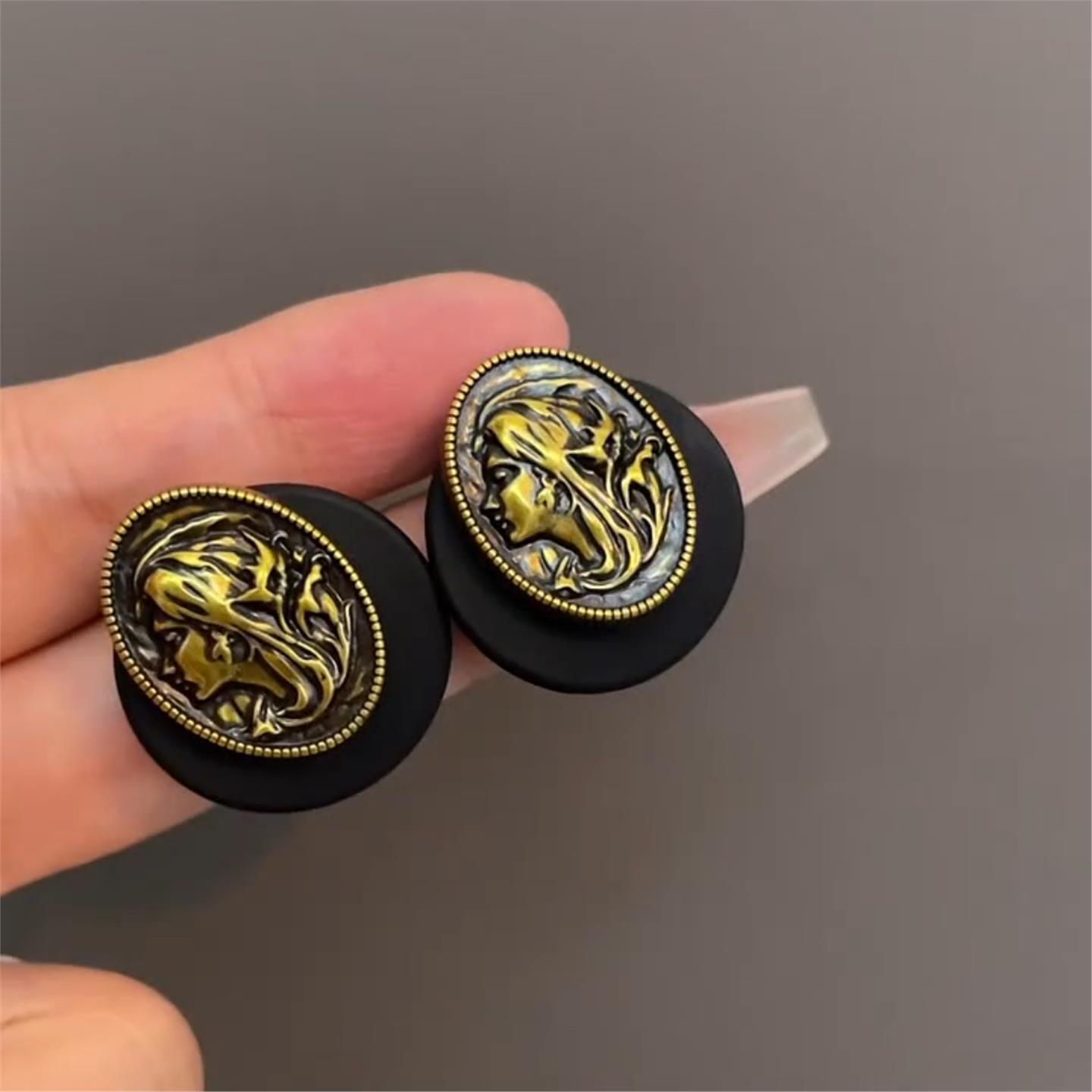 Серьги-пусеты Oval Portrait из смолы с серебряной иглой - Ретро-серьги в придворном стиле с плиссированным дизайном и ощущением высокого качества
Серьги-пусеты Oval Portrait из смолы с серебряной иглой - Ретро-серьги в придворном стиле с плиссированным дизайном и ощущением высокого качества