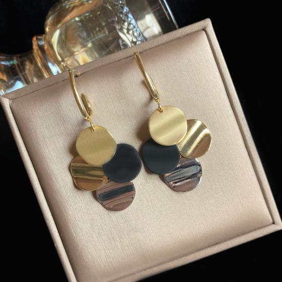 Серьги с металлическими дисками и кисточками
Серьги с металлическими дисками и кисточками