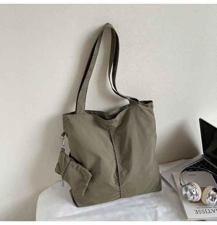Relaxed casual tote bag women s new large capacity ultra-light commuter travel shoulder bag Oxford cloth underarm bag зелений
Relaxed casual tote bag women s new large capacity ultra-light commuter travel shoulder bag Oxford cloth underarm bag зелений