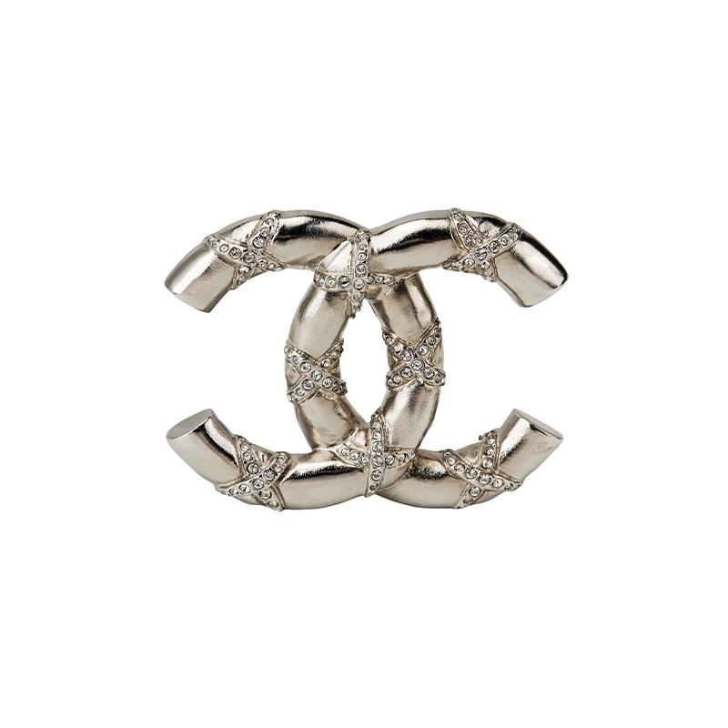 CHANEL Casual Fashion Versatile Double C Logo - Brooch Men s and Women s Couple Style
CHANEL Casual Fashion Versatile Double C Logo - Brooch Men s and Women s Couple Style
