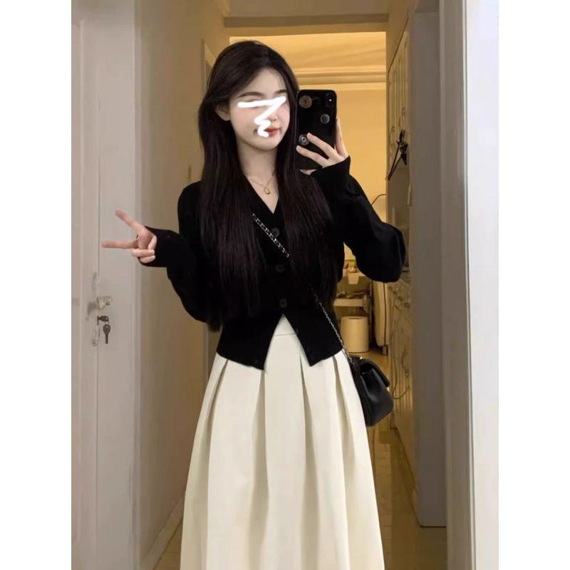 Minimalist Elegant Black V-neck Knitting Short Tops Outer Wear Cardigan Female New Arrival Early 2025 Spring Sweater Outwear Black S
Minimalist Elegant Black V-neck Knitting Short Tops Outer Wear Cardigan Female New Arrival Early 2025 Spring Sweater Outwear Black S