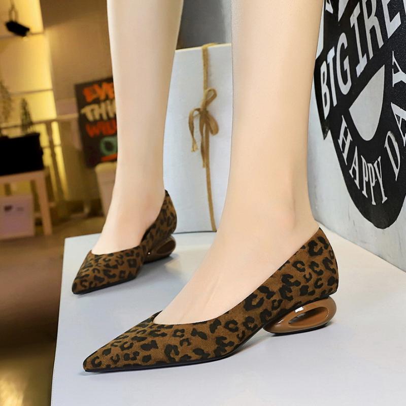 French Retro Pointed Toe Suede Low Heel Shoes Shallow Mouth Hollow Heel Pedicure Shoe Daily Versatile Temperament Women s Shoes 35
French Retro Pointed Toe Suede Low Heel Shoes Shallow Mouth Hollow Heel Pedicure Shoe Daily Versatile Temperament Women s Shoes 35