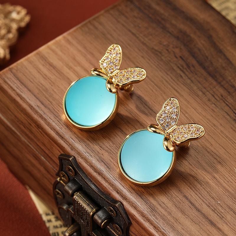 Women s Light Luxury Design Elegant Inlaid Zircon Pendant Butterfly Earrings Fashionable And Versatile Niche Design Earrings
Women s Light Luxury Design Elegant Inlaid Zircon Pendant Butterfly Earrings Fashionable And Versatile Niche Design Earrings