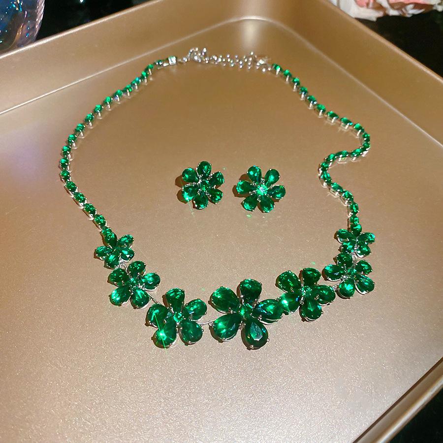 Елегантний набір намисто та сережки з цирконом у формі метелика: Високоякісна модна біжутерія
Елегантний набір намисто та сережки з цирконом у формі метелика: Високоякісна модна біжутерія