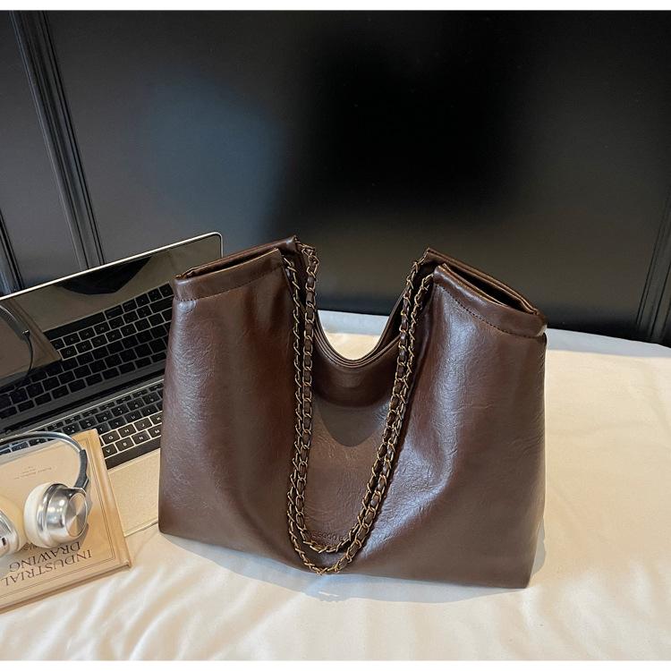 Soft surface retro large-capacity shoulder bag 2025 new simple underarm bag fashionable foreign style commuter texture tote bag
Soft surface retro large-capacity shoulder bag 2025 new simple underarm bag fashionable foreign style commuter texture tote bag