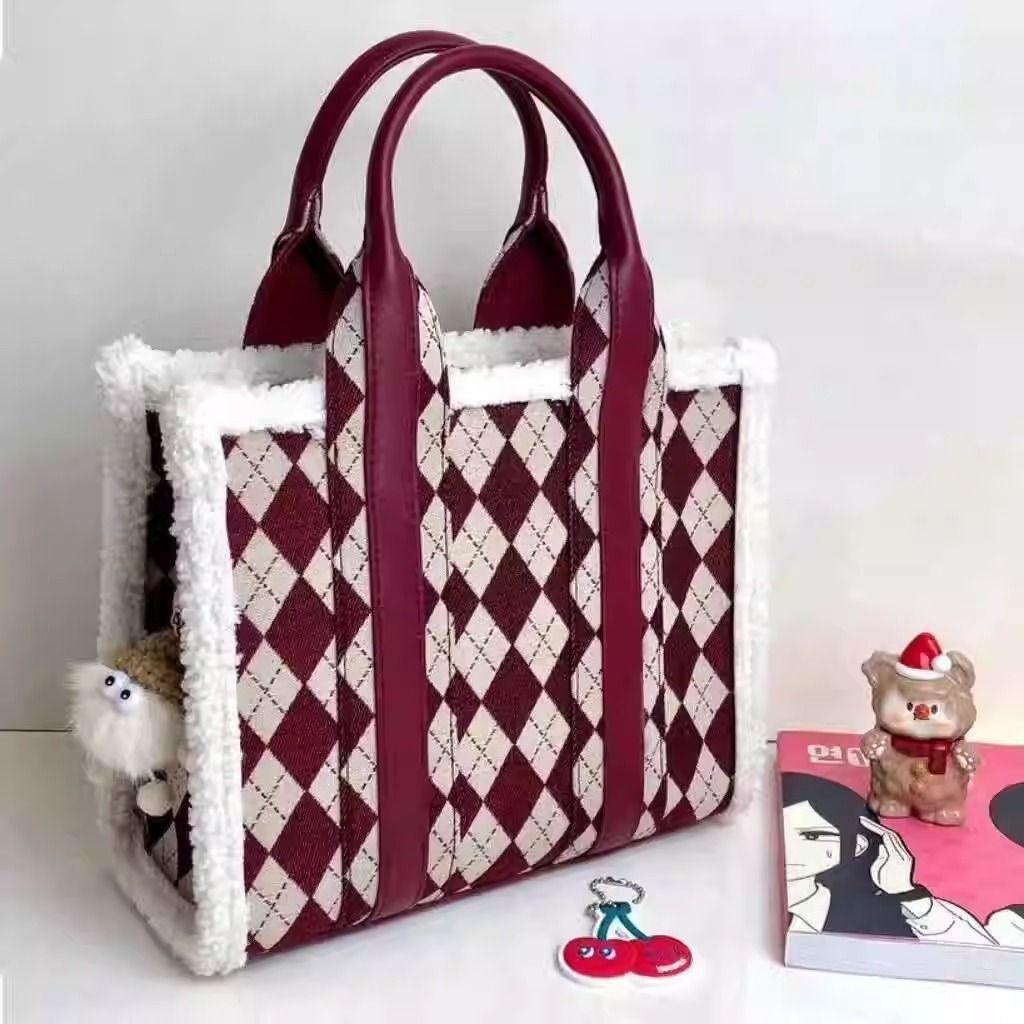 JIAERDI Retro Color Block Quilted Tote Bag Women Plush Trim Large Capacity Shoulder Bags Ladies Fashion Commuter Casual Handbag 28x23x10cm красный
JIAERDI Retro Color Block Quilted Tote Bag Women Plush Trim Large Capacity Shoulder Bags Ladies Fashion Commuter Casual Handbag 28x23x10cm красный