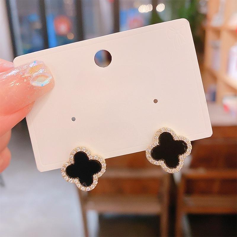 Trendy Four-leaf Clover Stud Earrings for Women - Chic Minimalist and Exquisitely Crafted
Trendy Four-leaf Clover Stud Earrings for Women - Chic Minimalist and Exquisitely Crafted