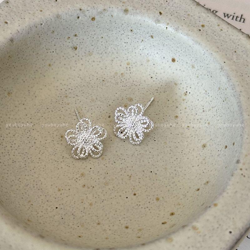 Fresh ~ Silver Hollow Flower Stud Earrings Women s Exquisite Small Design Earrings Everyday Joker Work Clothing Earrings Minimalist flower earrings-Silver Needle
Fresh ~ Silver Hollow Flower Stud Earrings Women s Exquisite Small Design Earrings Everyday Joker Work Clothing Earrings Minimalist flower earrings-Silver Needle