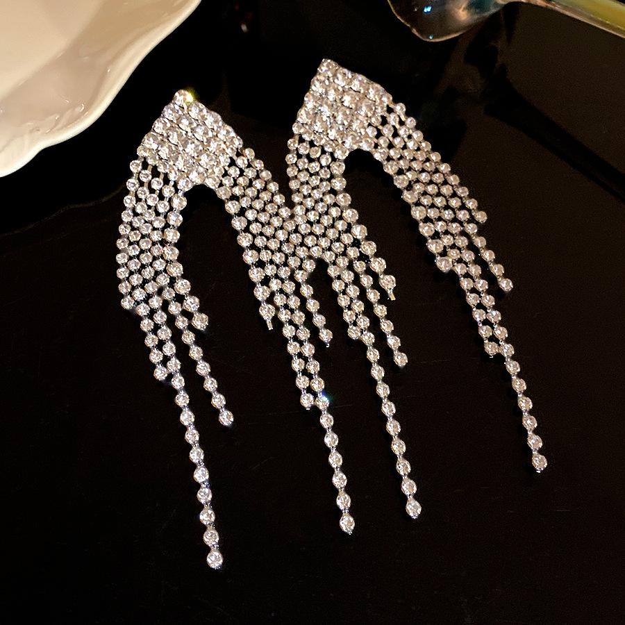 Silver needle diamond rhombus pendant earrings exquisite fashion stud earrings light luxury high-end earrings design sense niche
Silver needle diamond rhombus pendant earrings exquisite fashion stud earrings light luxury high-end earrings design sense niche