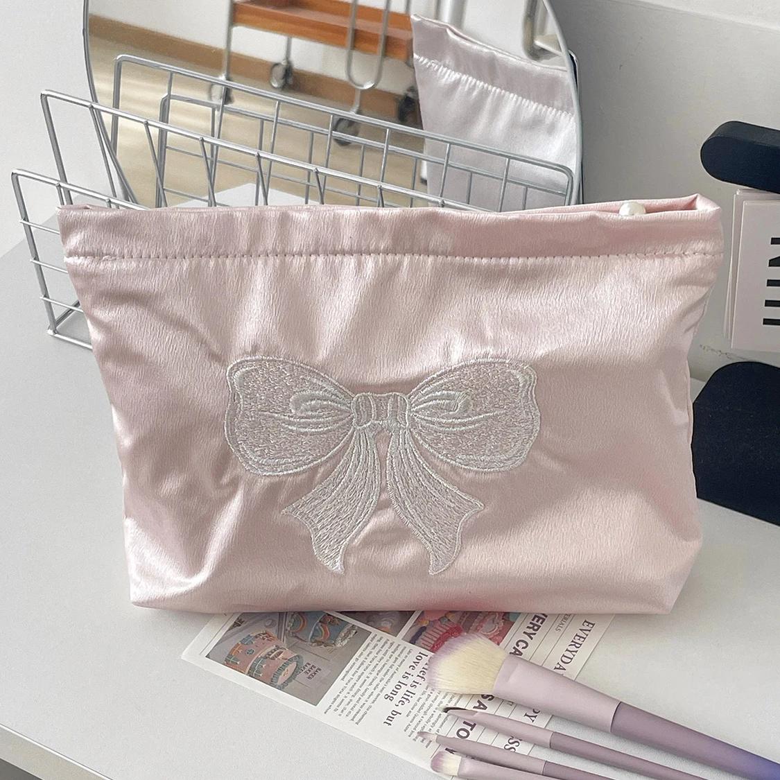 Pink Pearlescent Bow Women s Cosmetic Bags Embroidery Satin Girls Storage Bag Zipper Makeup Bag Toiletry Storage Pouch Handbags
Pink Pearlescent Bow Women s Cosmetic Bags Embroidery Satin Girls Storage Bag Zipper Makeup Bag Toiletry Storage Pouch Handbags