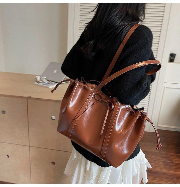 High-end Retro Armpit Tote Bag Women s All-matching Casual Shoulder Light Luxury Niche Large-capacity Commuting 33x14x27 світло-коричневого кольору
High-end Retro Armpit Tote Bag Women s All-matching Casual Shoulder Light Luxury Niche Large-capacity Commuting 33x14x27 світло-коричневого кольору