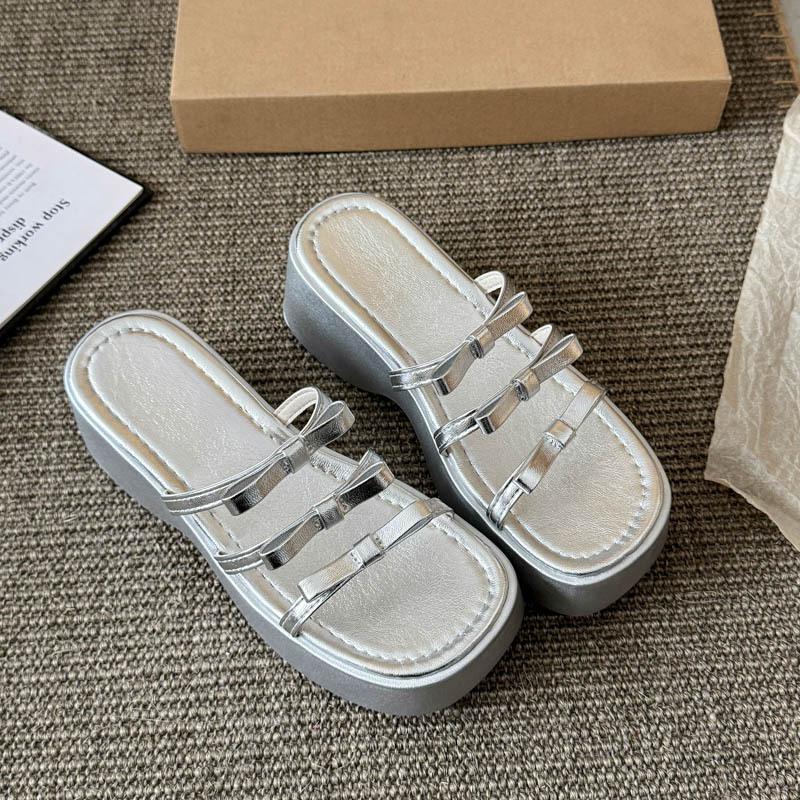 French beautiful bow slippers female summer wear 2025 fairy style thick bottom open toe wedge heel high heel sandals 40 серебряный
French beautiful bow slippers female summer wear 2025 fairy style thick bottom open toe wedge heel high heel sandals 40 серебряный