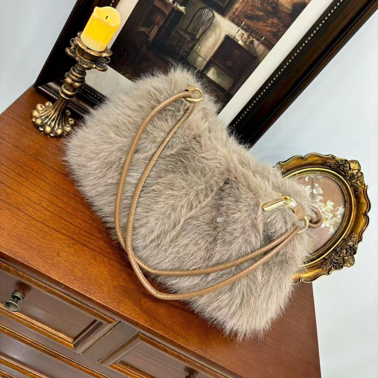 Женская маленькая сумка-тоут из искусственного меха, пушистая сумка с верхней ручкой, плюшевая сумка через плечо, сумочка, пушистая сумка-тоут, зимние кошельки для женщин, пушистая сумочка, плюшевые сумки One Size хаки
Женская маленькая сумка-тоут из искусственного меха, пушистая сумка с верхней ручкой, плюшевая сумка через плечо, сумочка, пушистая сумка-тоут, зимние кошельки для женщин, пушистая сумочка, плюшевые сумки One Size хаки