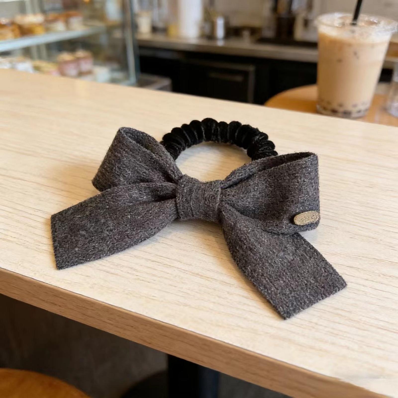 1PC Neutral Knit Bow Scrunchies, Beige&Brown & Gray Ribbed Hair Ties With Metal Label, Minimalist Ins-Style Hair Accessories серый
1PC Neutral Knit Bow Scrunchies, Beige&Brown & Gray Ribbed Hair Ties With Metal Label, Minimalist Ins-Style Hair Accessories серый