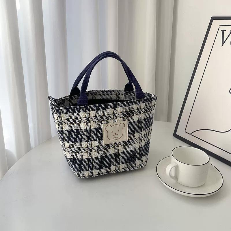 Fashionable plaid large-capacity thickened canvas bag portable lunch box bag simple and versatile zipper student lunch bag
Fashionable plaid large-capacity thickened canvas bag portable lunch box bag simple and versatile zipper student lunch bag