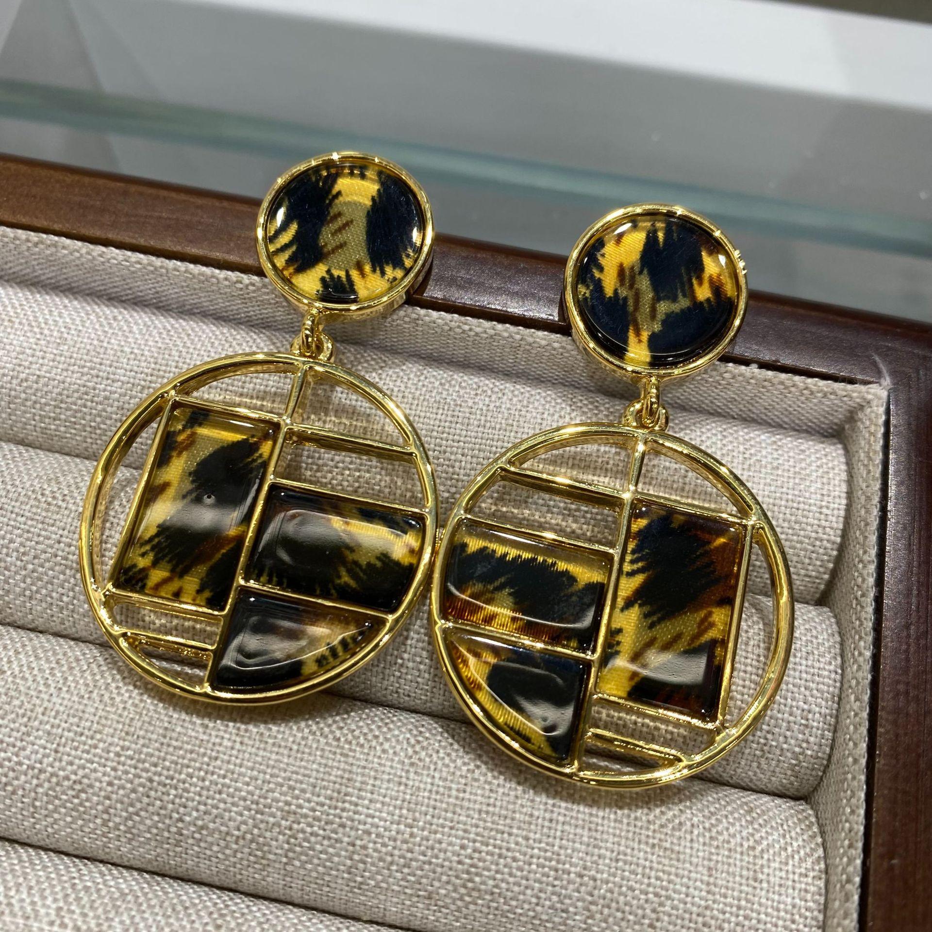 Hong Kong Style Hollow Black And White Leopard Print Circle Earrings Simple Niche Temperament Earrings Light Luxury Fashion High Sense Earrings
Hong Kong Style Hollow Black And White Leopard Print Circle Earrings Simple Niche Temperament Earrings Light Luxury Fashion High Sense Earrings