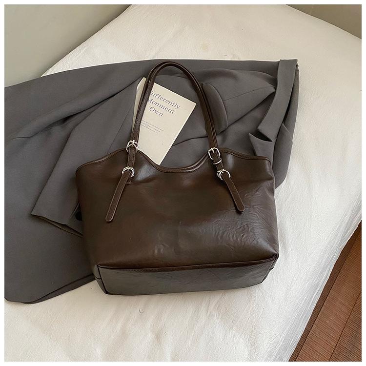 Внешняя одинарная повседневная сумка-тоут большой вместимости женская 2025 новая ретро универсальная на плечо сумка-коммутер под мышкой тренд
Внешняя одинарная повседневная сумка-тоут большой вместимости женская 2025 новая ретро универсальная на плечо сумка-коммутер под мышкой тренд